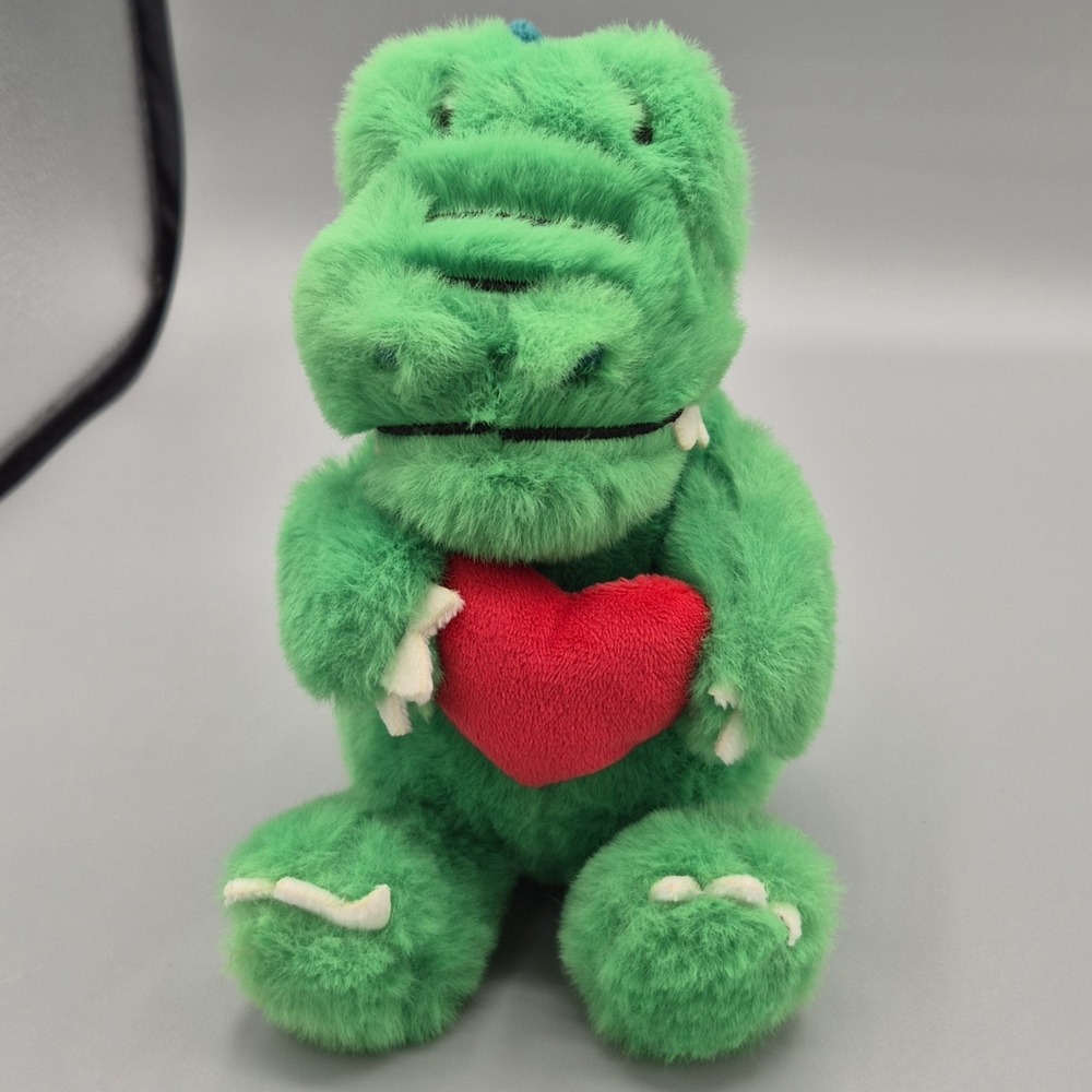 Target‎ Giggle Scape Alligator Dinosaur Green Plush Red  Heart Small 8"
